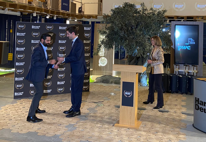 entrega-premio-harvard-deusto-carlos-santana
