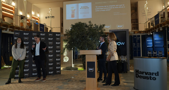 entrega-premio-harvard-deusto-toni-seijo-geraldine-rodriguez