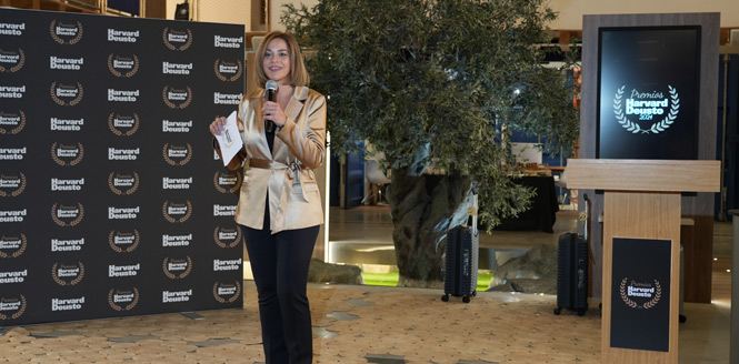 lluisa-serrallach-presentando-premios-harvard-deusto