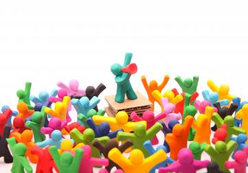https://www.harvard-deusto.com/sites/default/files/styles/article_normal/public/2019-08/Comunicaci%C3%B3n%20%E2%80%98Agile%E2%80%99%20escuchar%20y%20transformar_1.jpg?itok=AvA2MIsj&x=1756435492